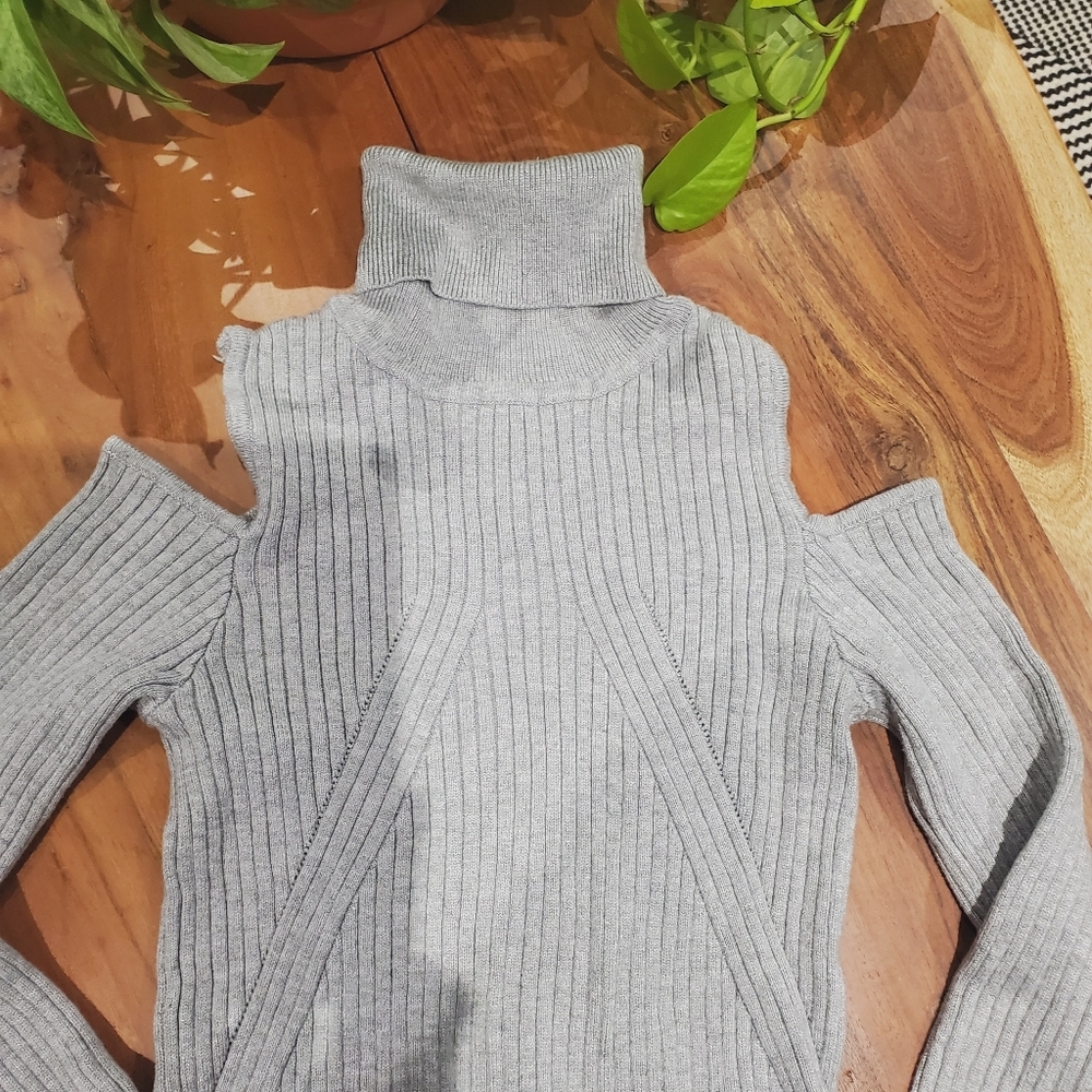 New Simplee Cold-Shoulder Ribbed Turtleneck Sweater In Light Gray - Picture 5 of 7